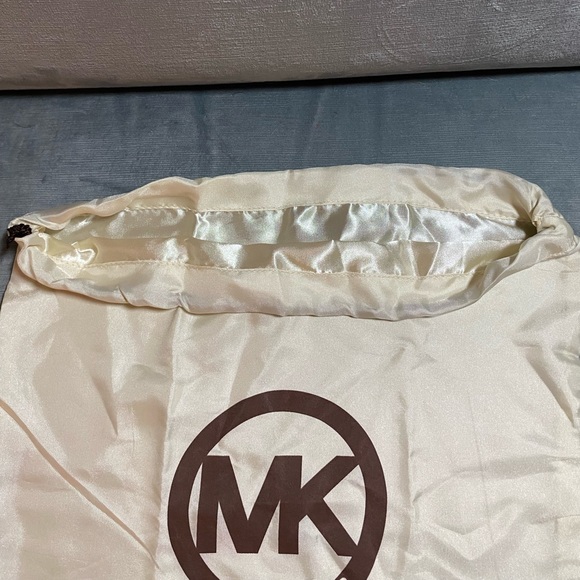 EUC Michael Kors silky dust bag 13 3/4 “X 15”, ivory brown emblem - Picture 7 of 9
